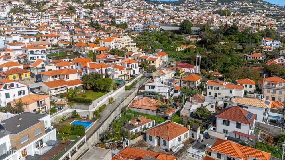 Prédio Urbano Terreo  com Projecto Aprovado - Funchal