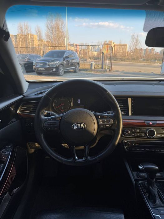 Kia K7.