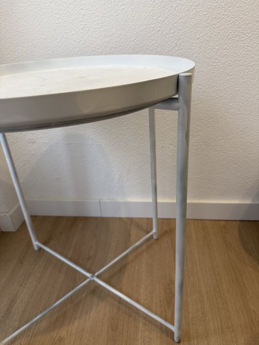 Mesa em metal branco