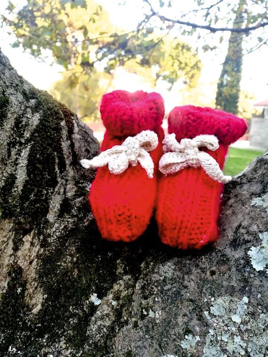 Botas de bebé feitas à mão
Cor vermelho com cordão em branco.
Nova