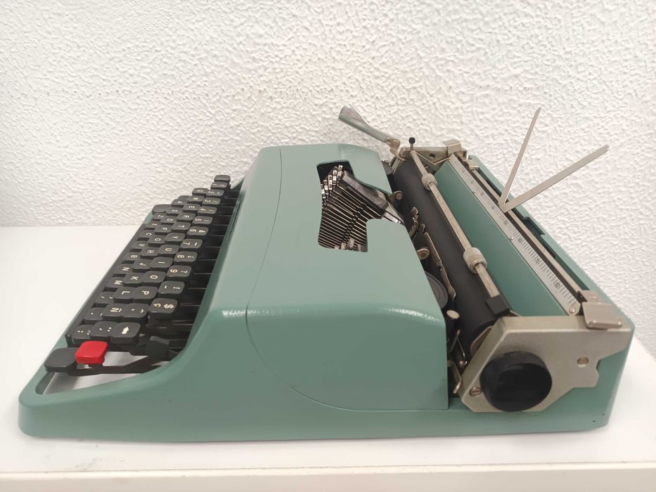 Máquina de escrever Olivetti Lettera 32