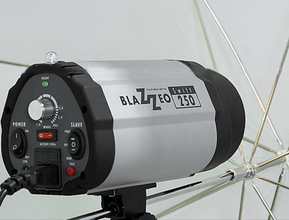 Студійне світло зі спалахом Blazzeo Swift 250