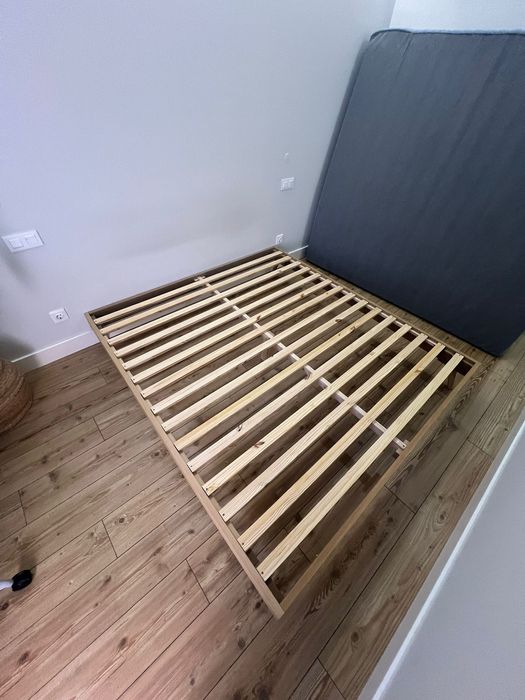 Cama 180x200 com estrado de ripas