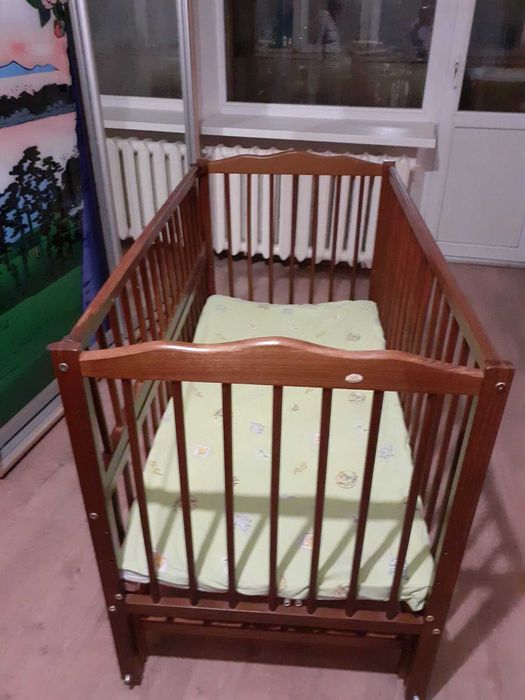Детская кроватка с маятником и матрасом