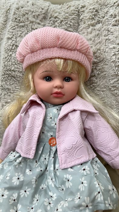 Пупс музичний мʼяконабивний Меланія, висота 39 см (5 пісень укр.мовою)