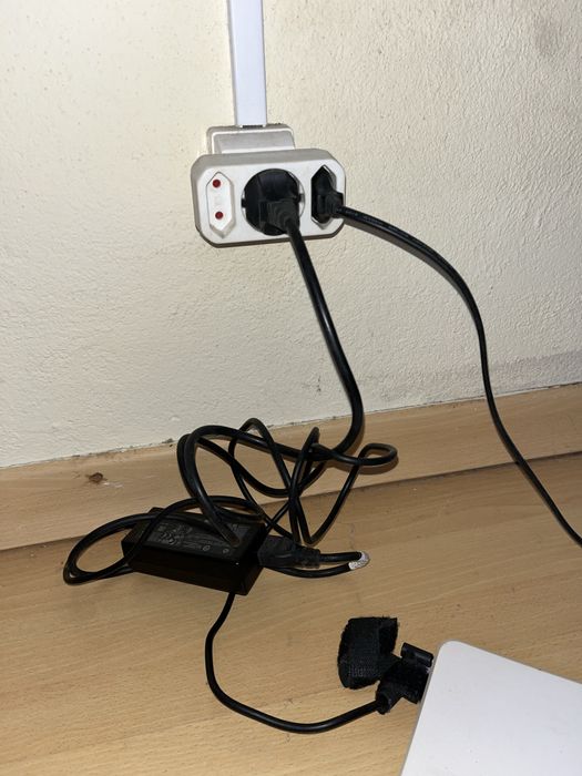 HP Laptop (With broken and turned off screen)64284544893571123