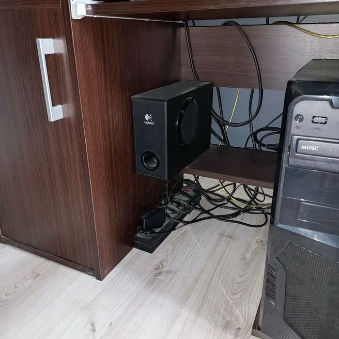 Komputer, monitor, głośniki, drukarka, biurko