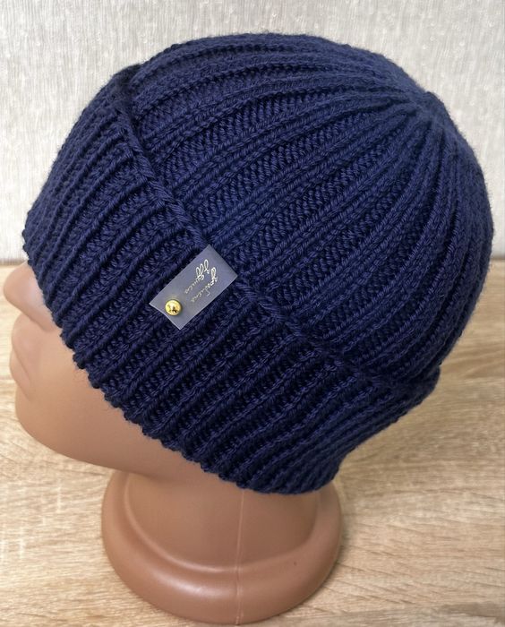 Вязанная мужская шапка из  пряжи мериноса синего цвета