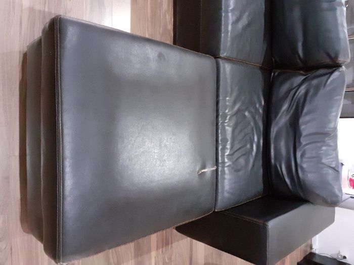 Sofá de 2 ou 3 lugares em pele castanha + complemento chaise longue