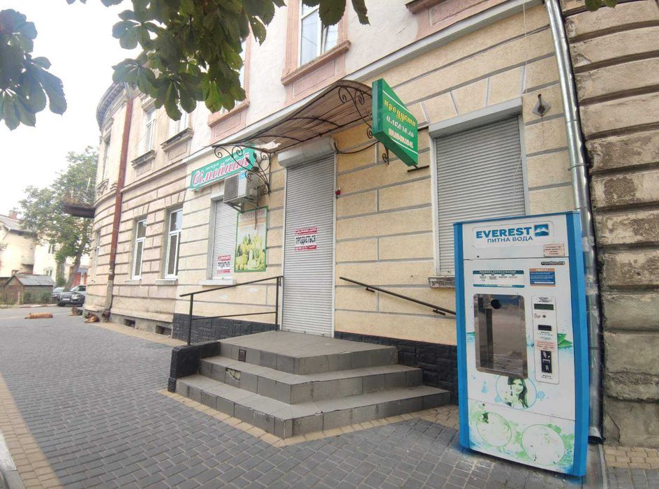 Продається комерційне приміщення по вул. Підзамче (біля заправки ОККО)