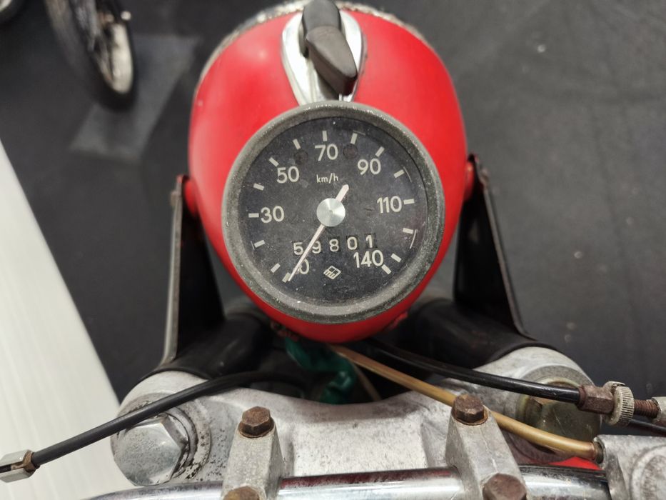 MZ ETS 250 z dokumentami