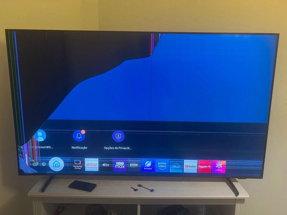 Samsung QE65Q68BAUXXC 65” QLED 4K – Para peças ou reparação (Painel partido)
