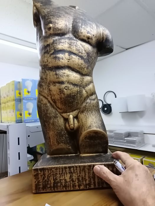 Busto homem dourado
