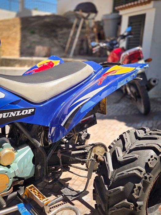 Moto 4 250cc matrículada em bom estado
