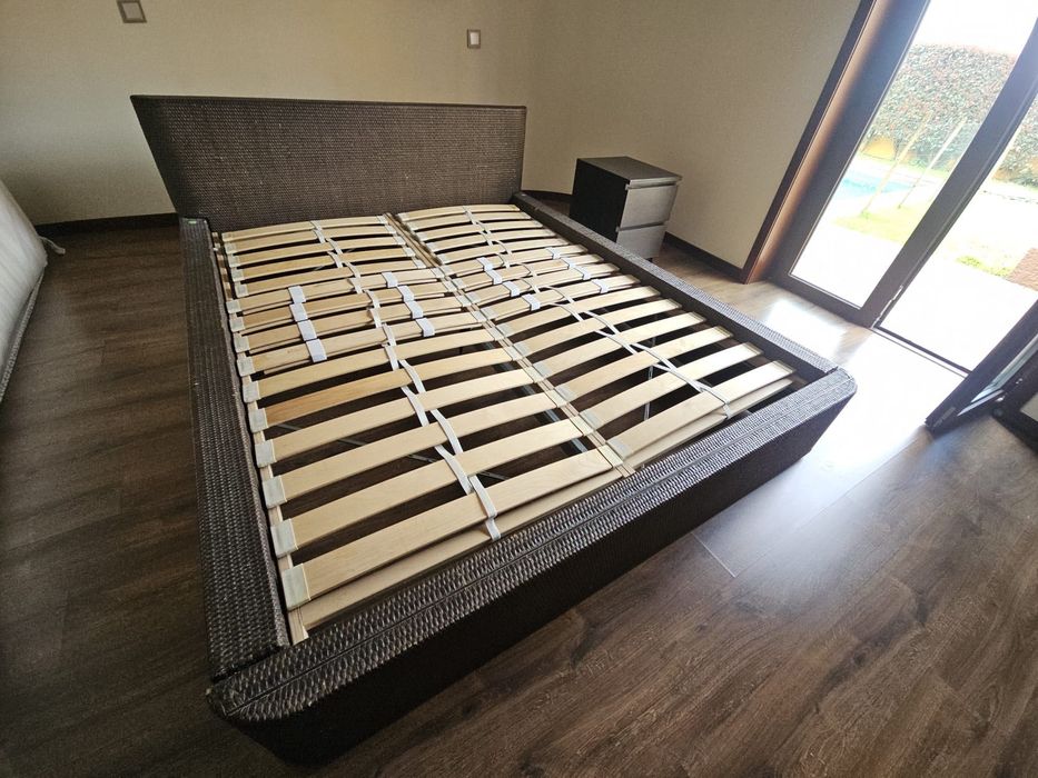 Cama Casal 160*200 com estrado, colchão e mesinha