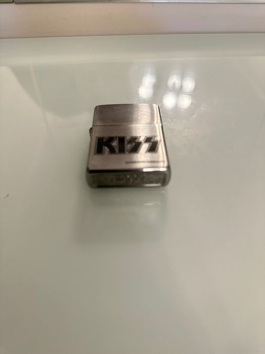 Isqueiro Zippo com icônico logo da Banda Kiss