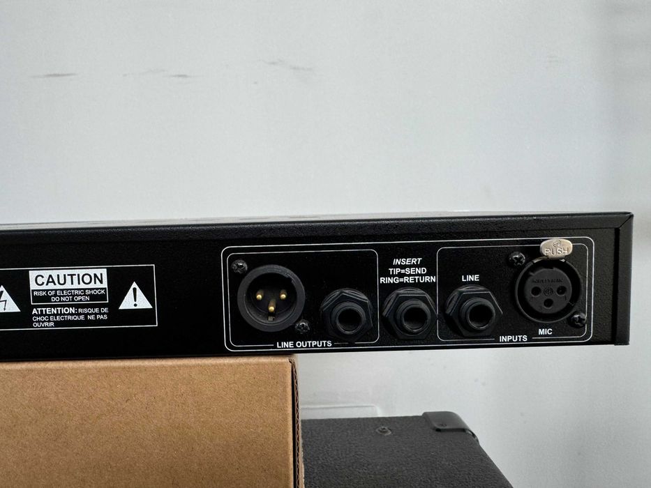 DBX 376 Pré amplificador a válvulas para voz