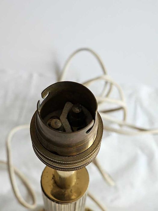 Base dourada, antiga, para candeeiro