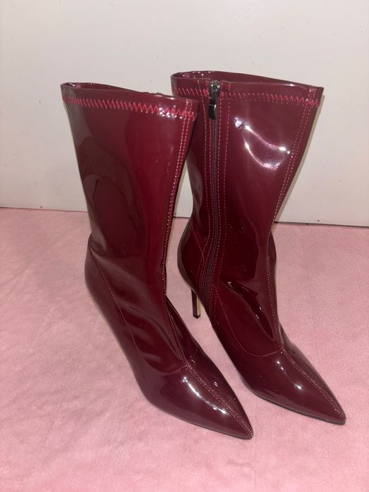 Bota cano curto brilhante bico fino e salto