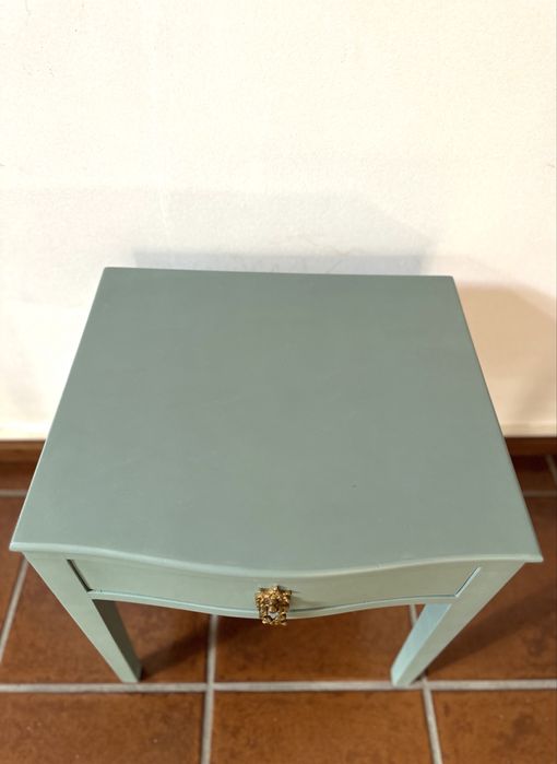 Mesa de apoio em madeira com gaveta