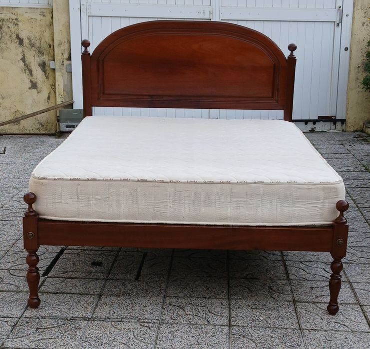 Vendo CAMA de CASAL com estrado e COLCHÃO em madeira MACIÇA como nova