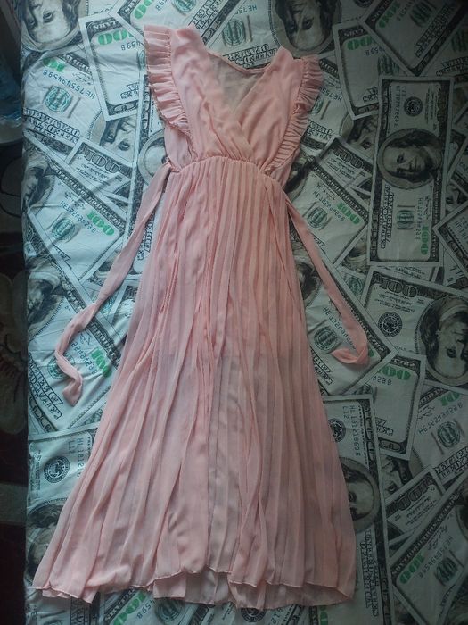 Delikatna sukienka na wesele lub komunię