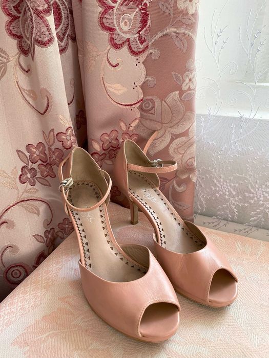 Нюдові елегантні шкіряні босоніжки