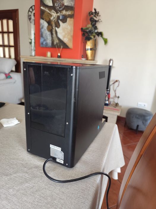 Máquina de café em grão com depósito de leite