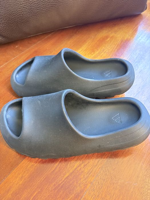 yeazy slides pretas