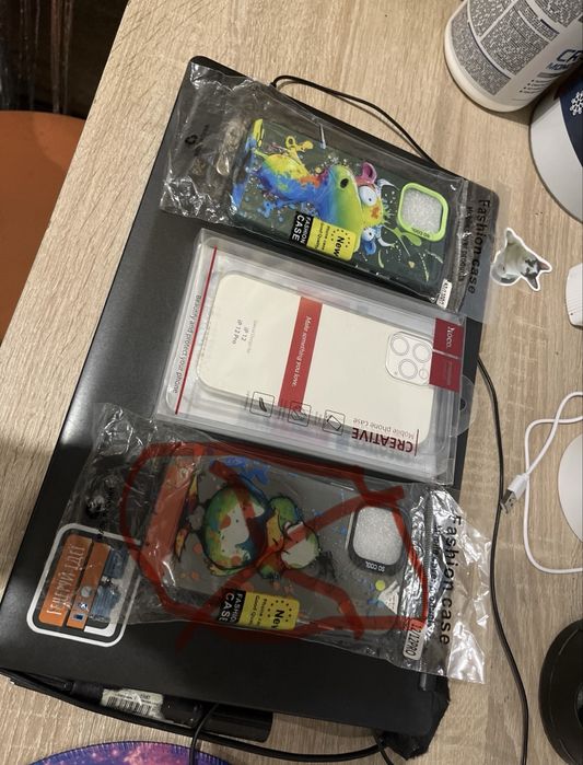 Продам 2 чохли на 12 айфон
