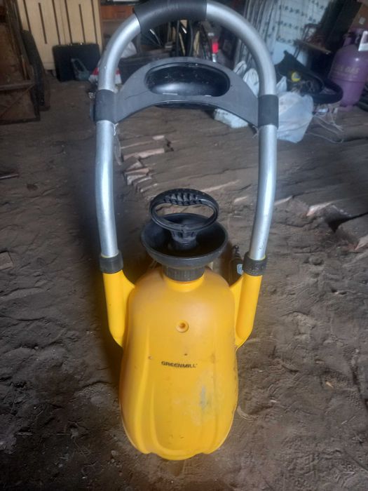 Opryskiwacz widoczny na zdjeciu