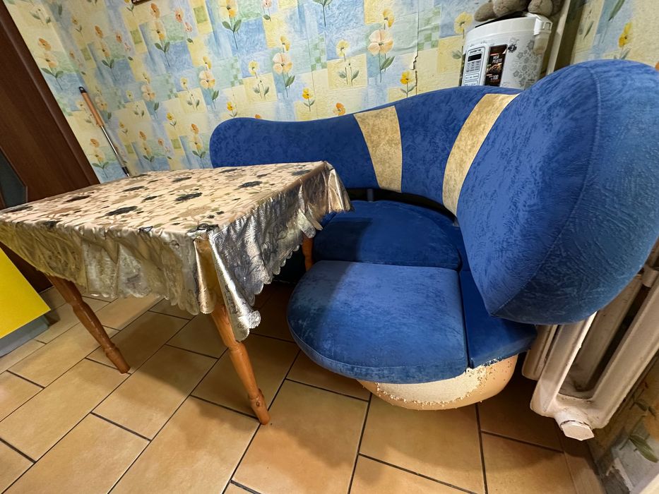 Кухонний куточок+стіл, стан задовільний.