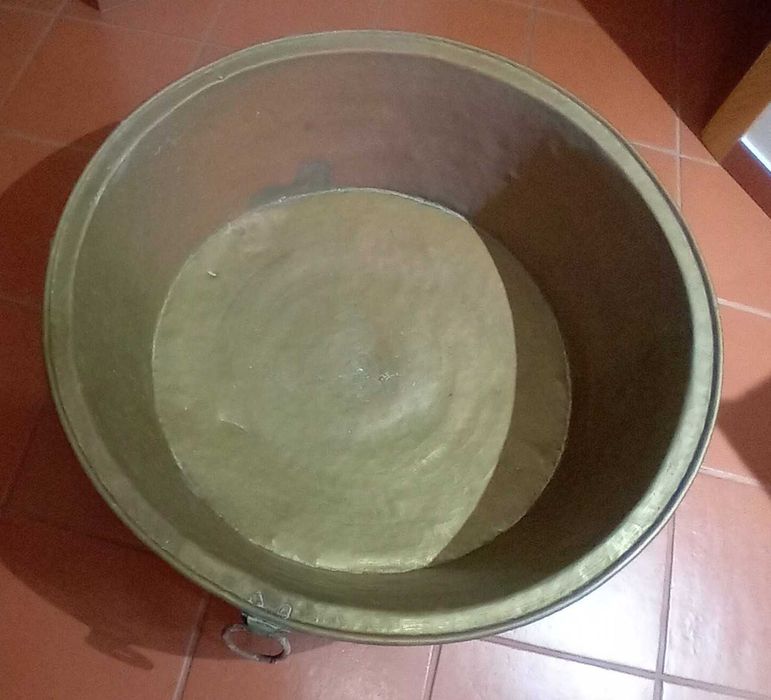 Vendo uma bacia e um tacho, em cobre
