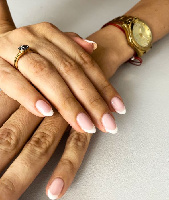 Manicure hybrydowy. /Masaż /Inne uslugi kosmetyczne