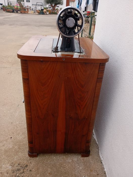 Máquina costura marca Rena a funcionar