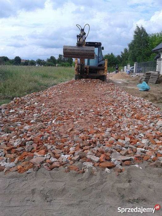 Usypywanie dróg  układanie płyt