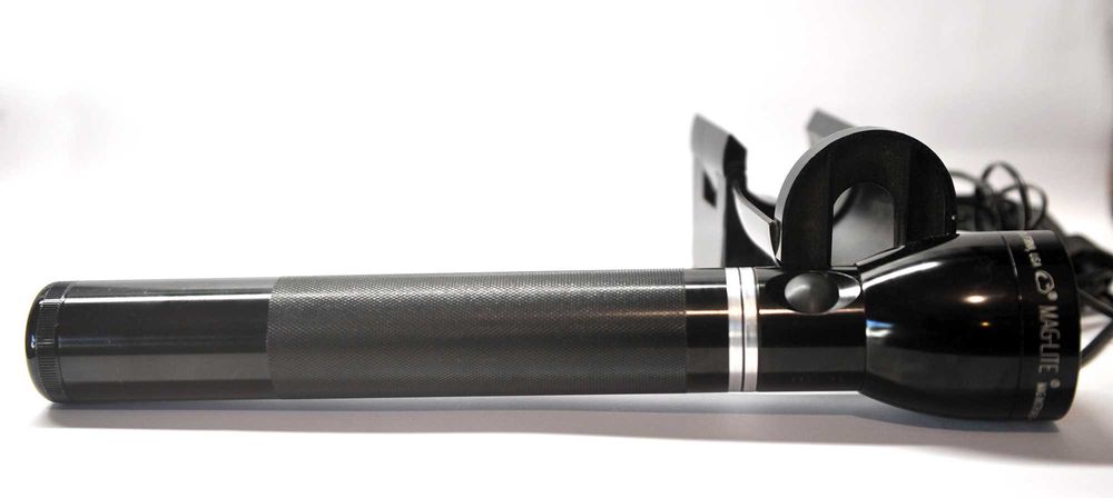 Lanterna MAGLITE recarregável com carregador