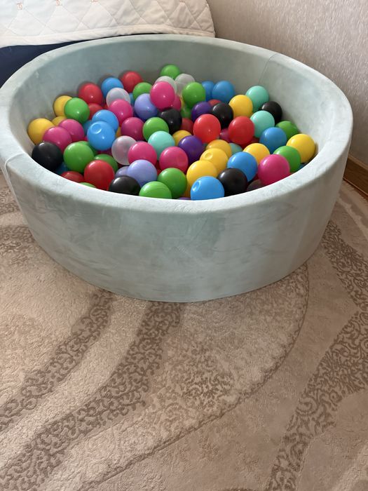 Сухий басейн з кульками