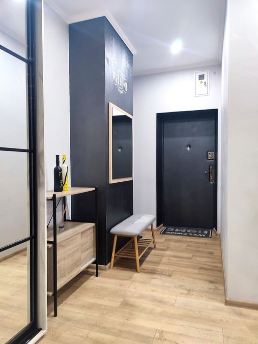 Світло не вимикають !2х-кім студія з креслом-гойдалкою та каміном на ц