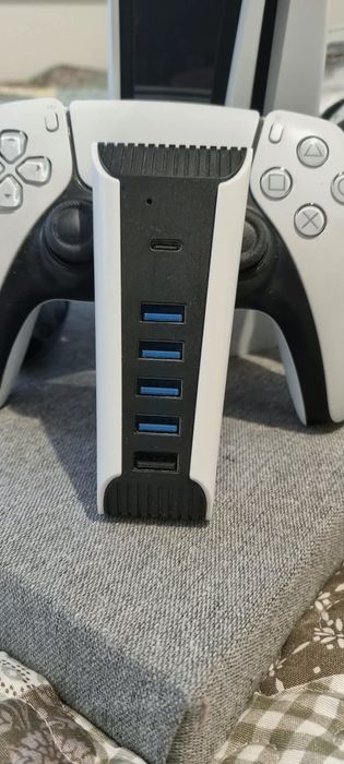 PlayStation 5+trzy pady.