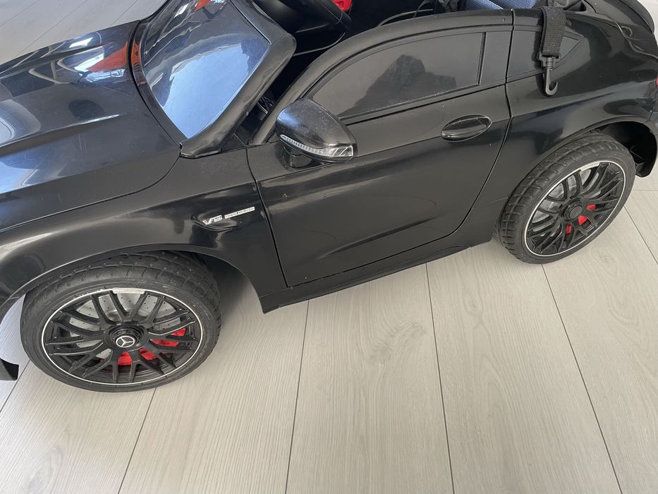 Mercedes-Benz, model C63 AMG na pilota akumulatory