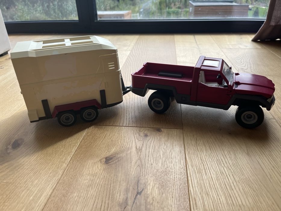 Schleich turniej jeździecki i auto z przyczepą