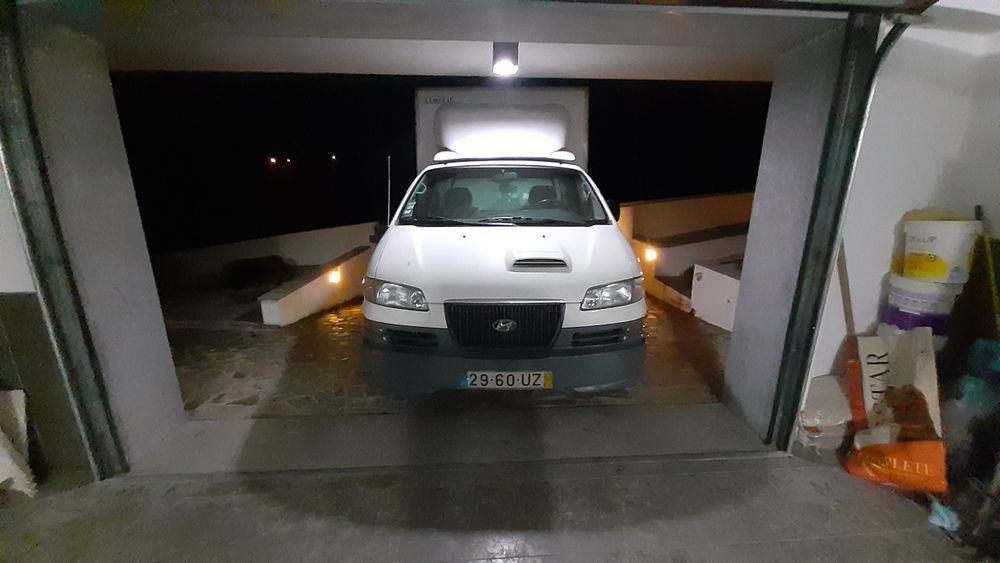 Carrinha com contentor