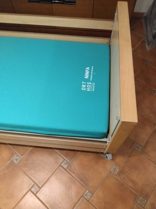 Cama articulada reforçada com motor elétrico com comandos