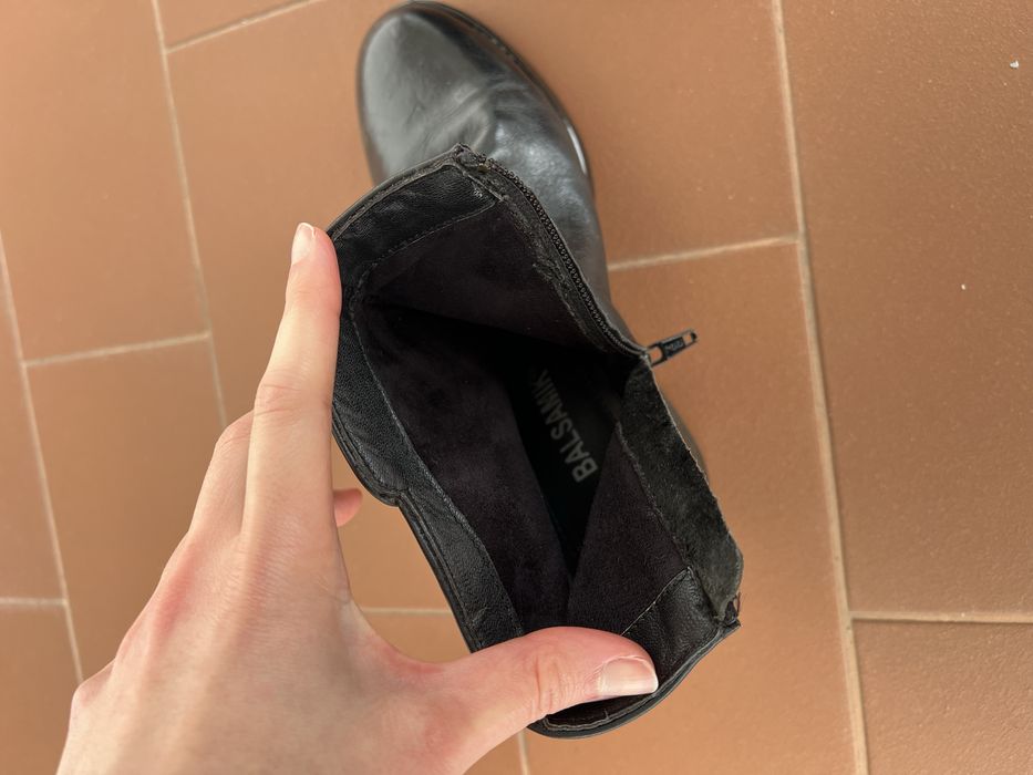 Botas pretas de pele com sola de borracha tam. 38