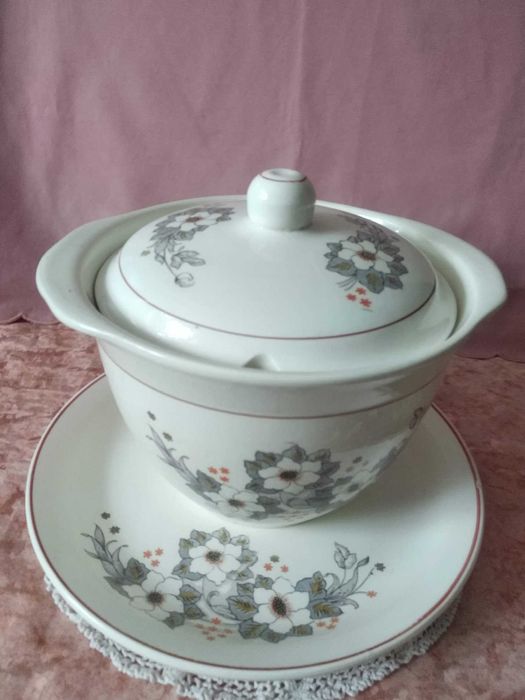 Супница на блюде, Буды