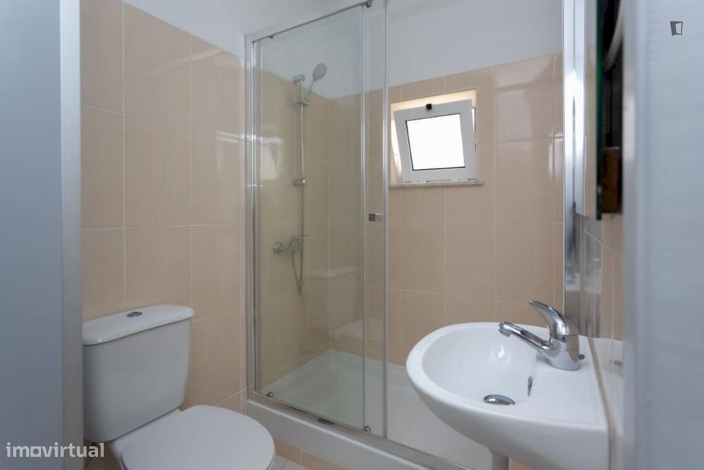 Apartamento com 5 quartos - localizado em Anjos Lisbon