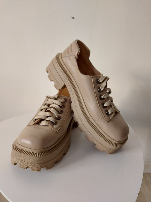 Туфлі жіночі бежеві на масивній підошві. Розмір 38.5