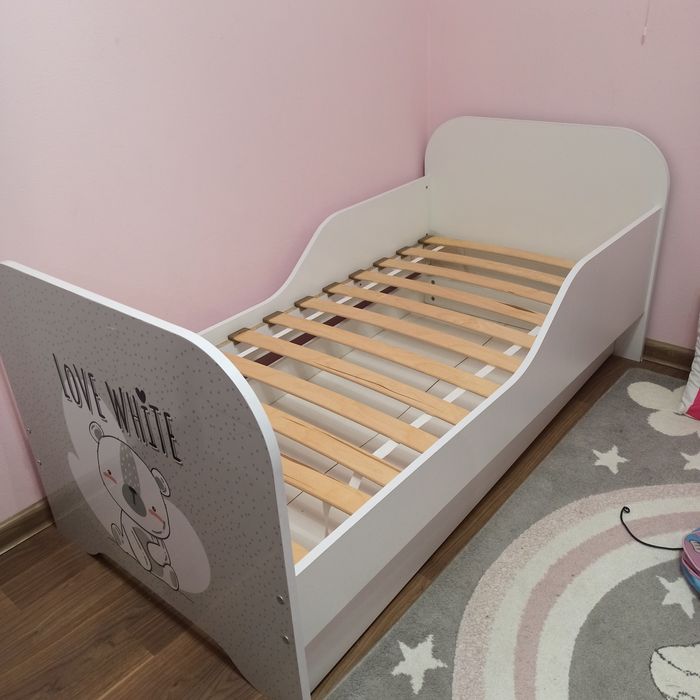 Łóżko dziecięce z szufladą i materacem.