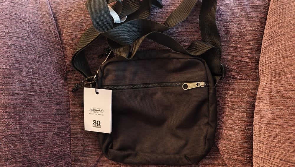 Mala nova eastpak com etiqueta